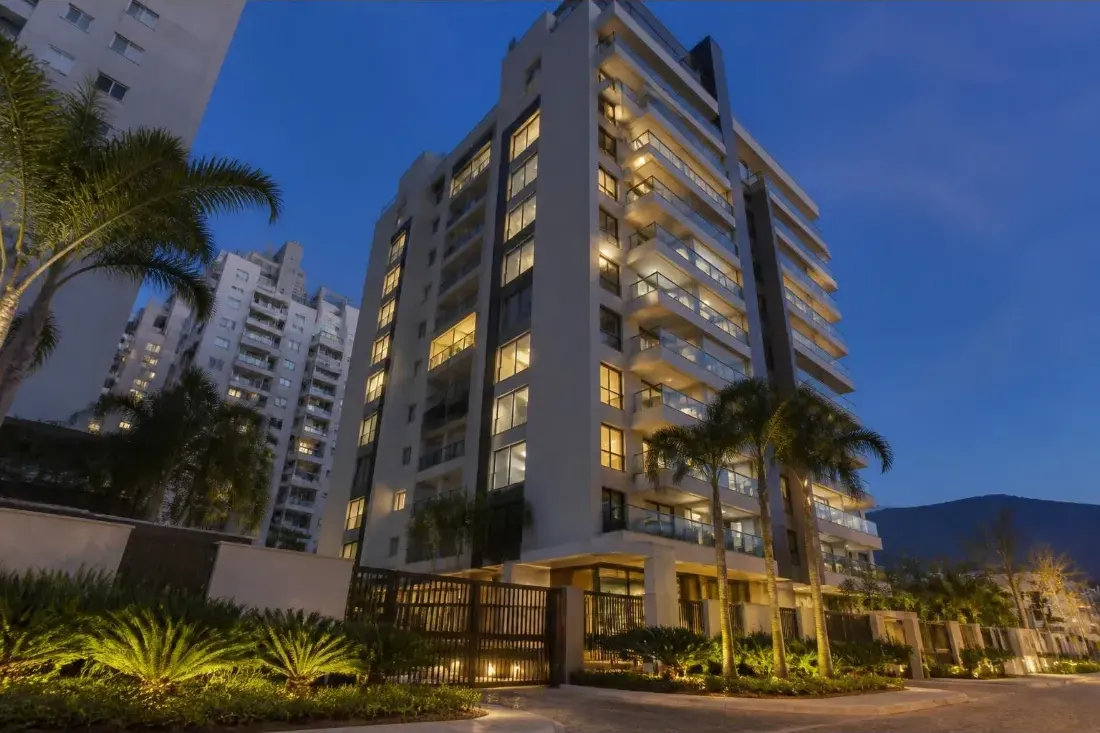 Prédio residencial iluminado ao anoitecer